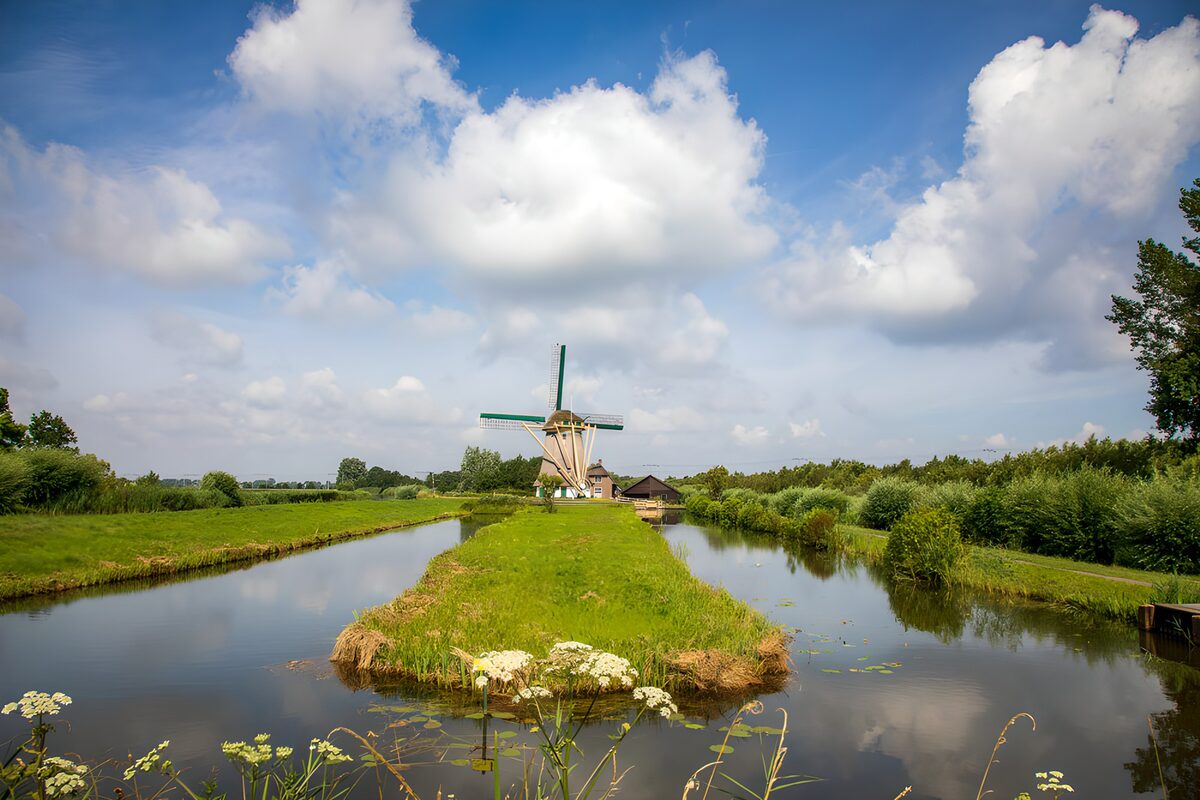 Windmolen tussen twee watergangen