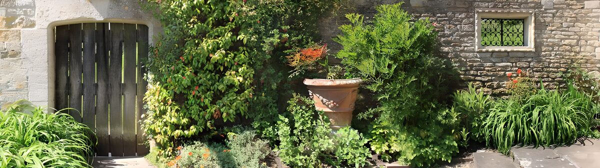 Groene tuin met houten poort