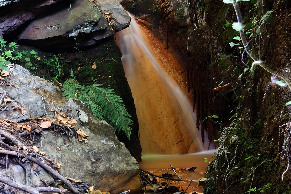 Waterval tussen donkere rotsen