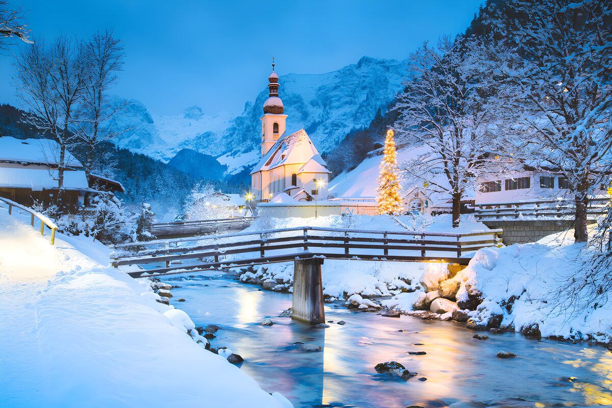 Winterdorp met brug in het blauwe uur