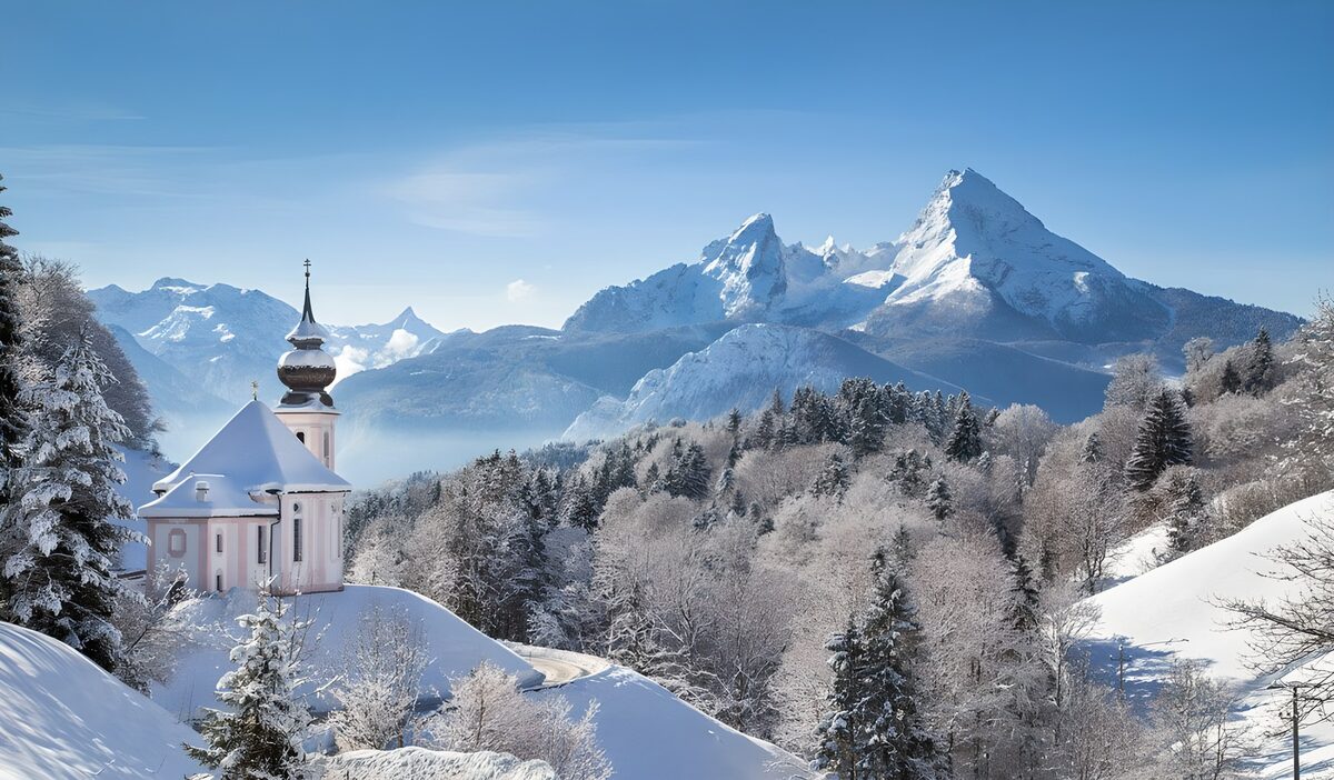 Winterkerk tussen witte bergtoppen