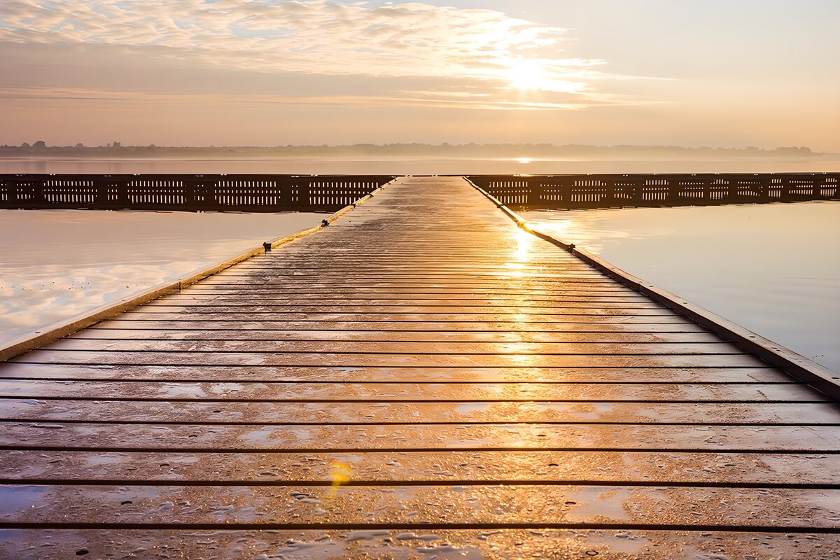 Houten steiger in gouden licht