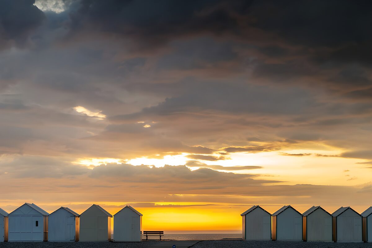 Strandhuisjes in het avondlicht