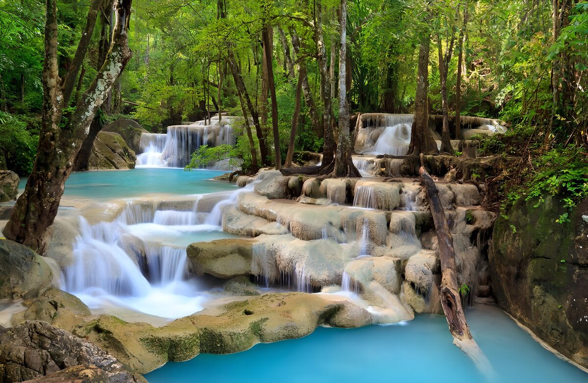 Turquoise poelen en watervallen in het bos