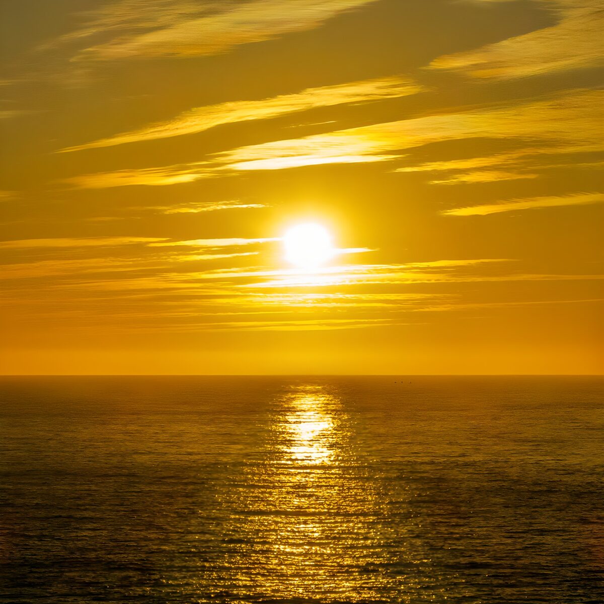 Gouden zon boven een rimpelende zee