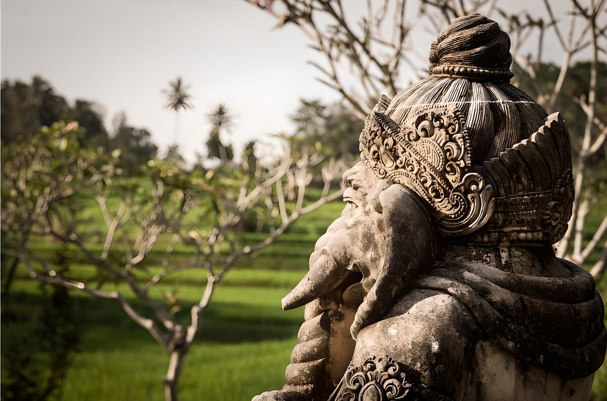 Stenen Ganesha in een groene tuin