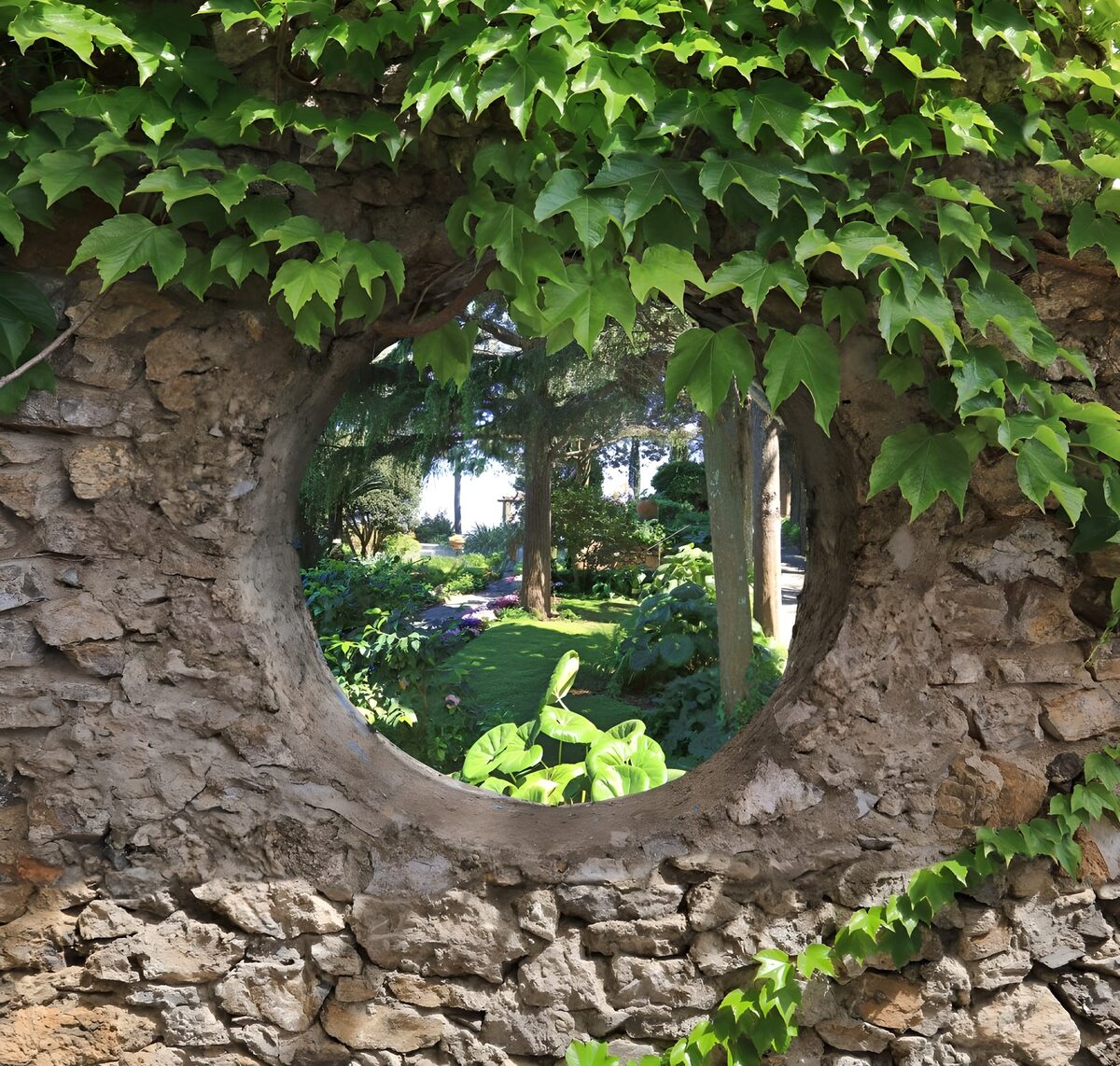 Ronde doorkijk in een begroeide muur