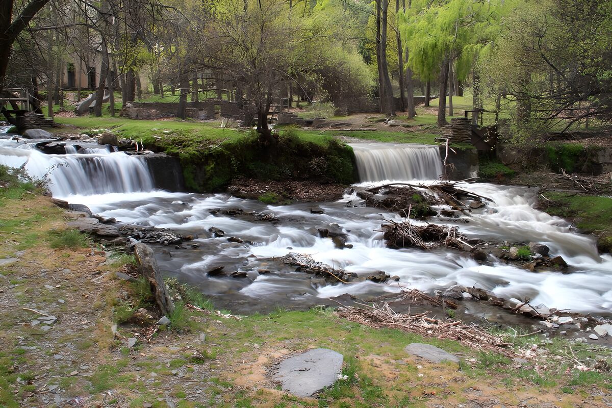 Watervallen in een groen park