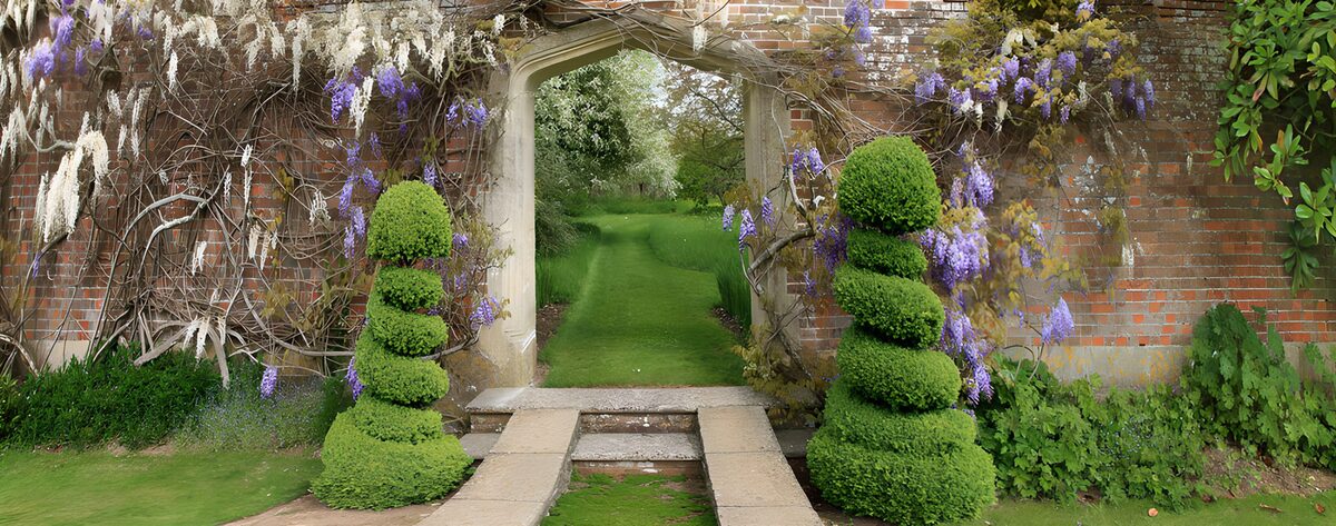 Tuinpoort met paarse en witte bloemen