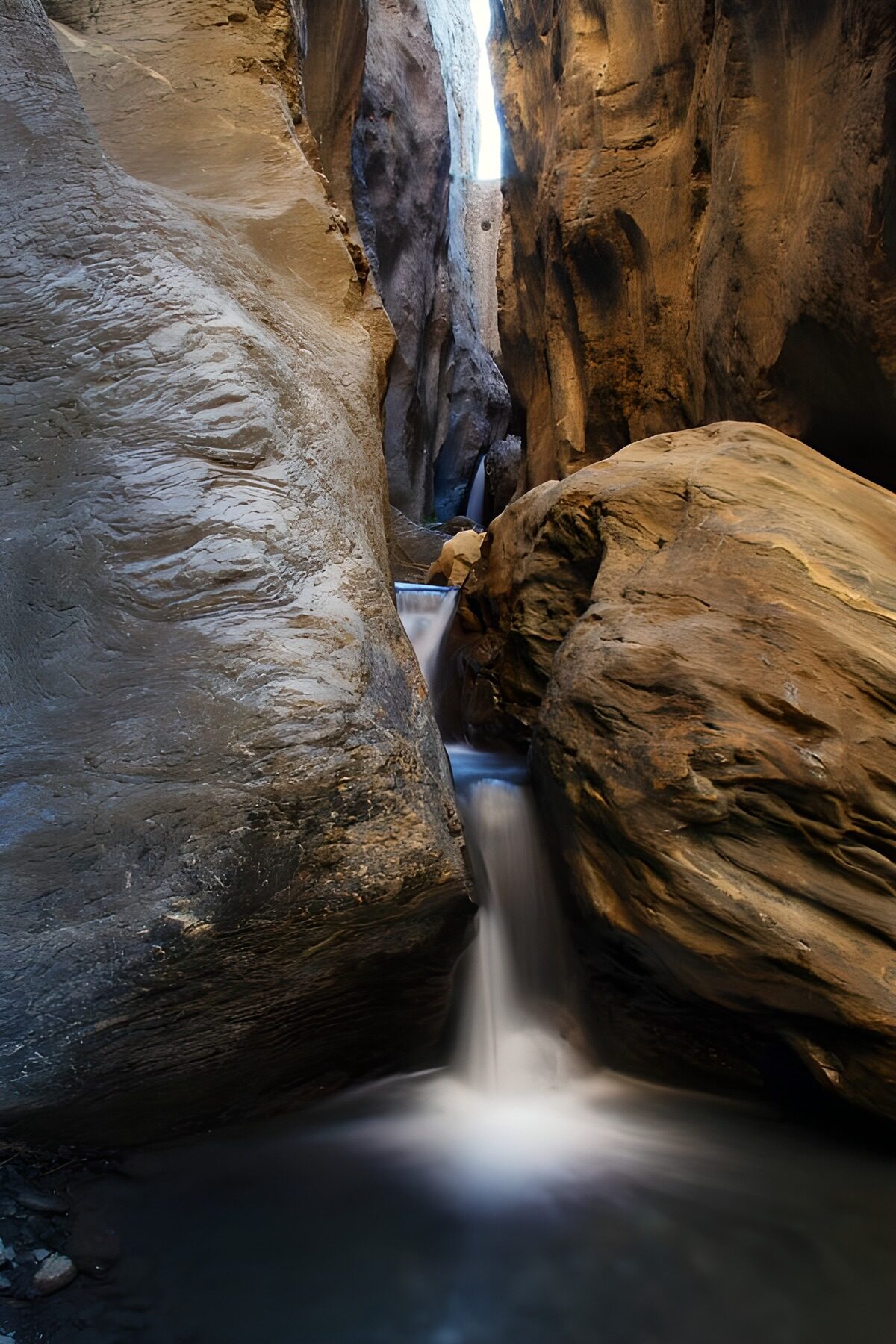 Waterval tussen grijze en okerkleurige rotsen