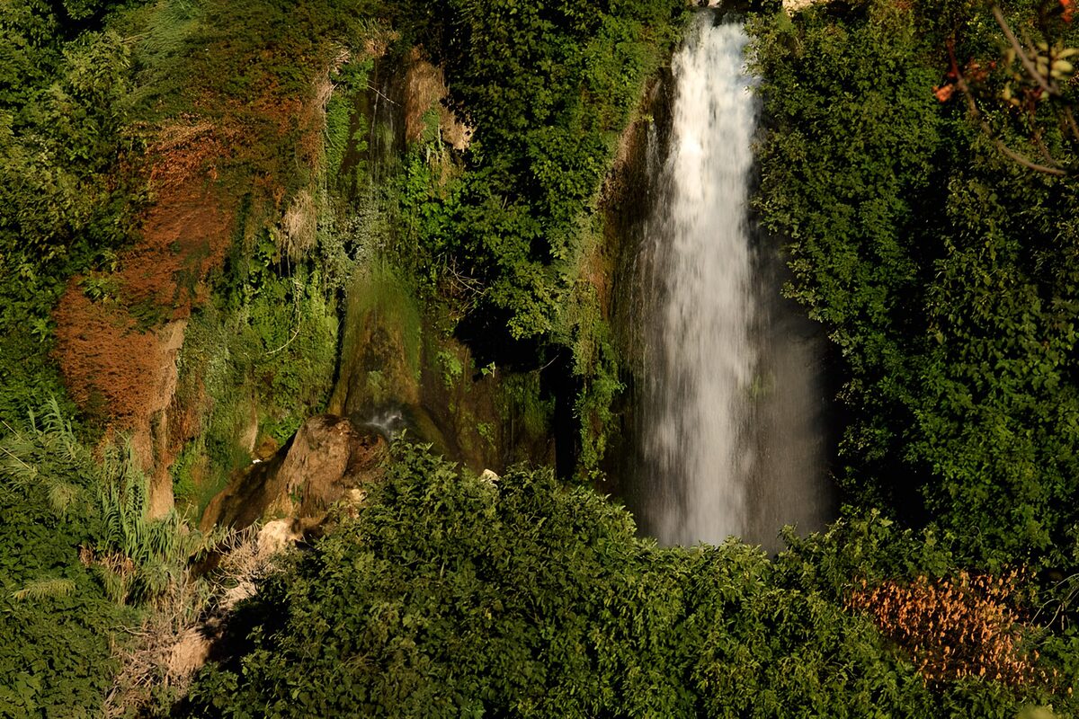 Waterval langs een groene rotswand