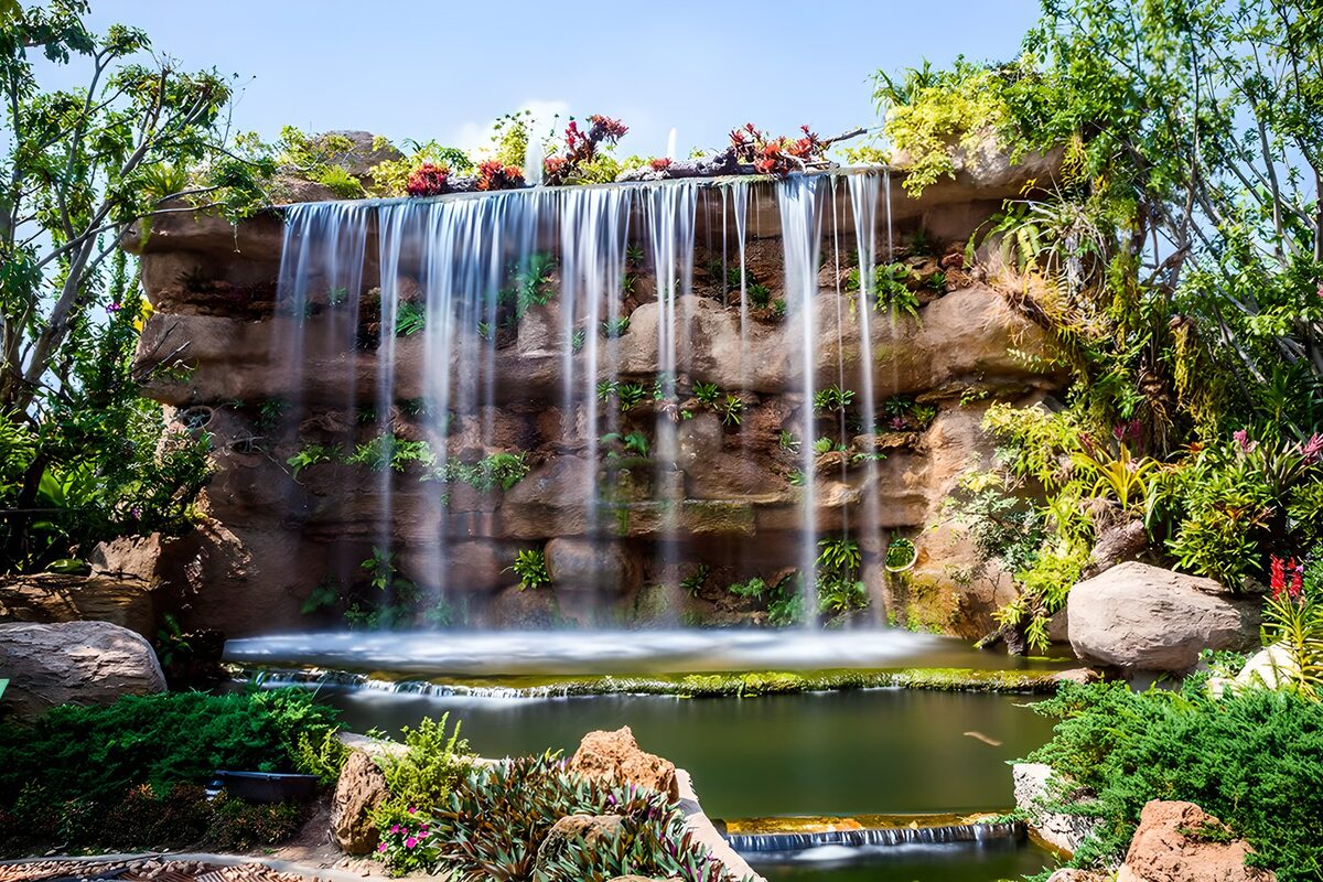 Tuinwaterval langs een begroeide rotswand
