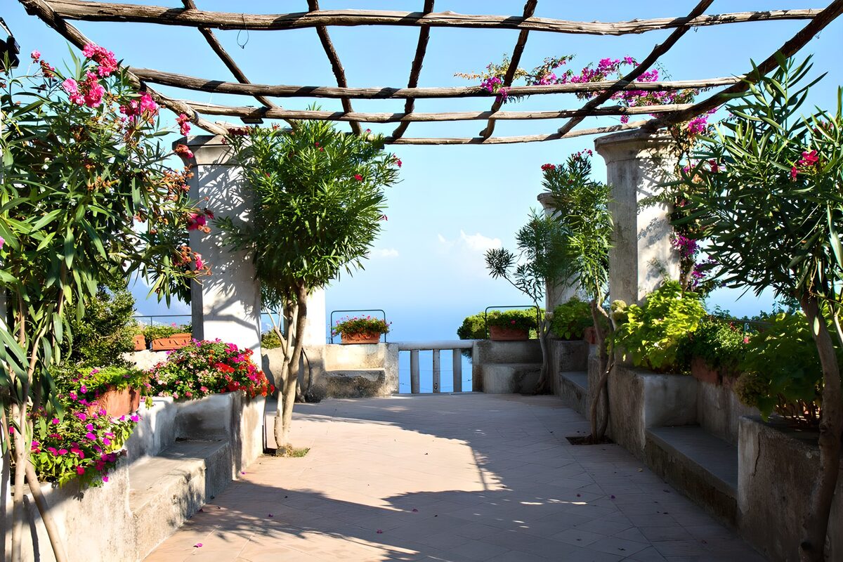Zonnig terras met pergola en zeezicht