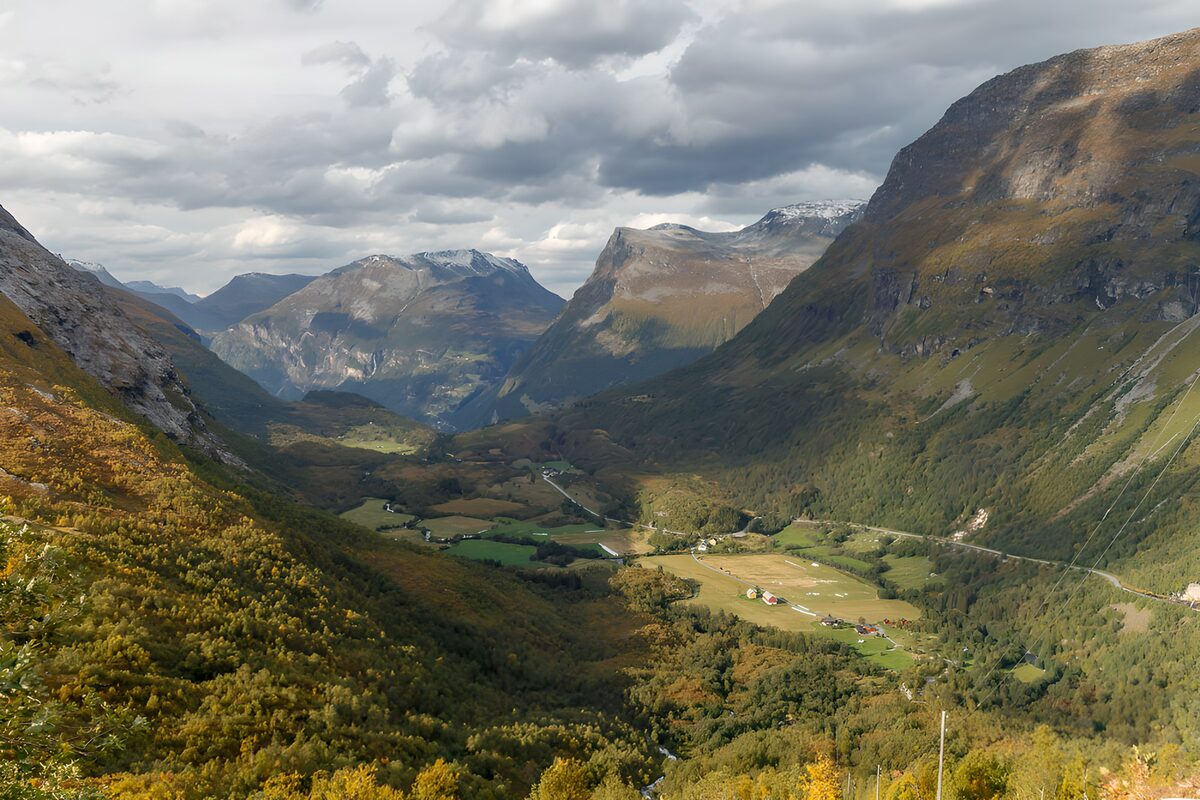 Bergdal met weiden in herfstlicht