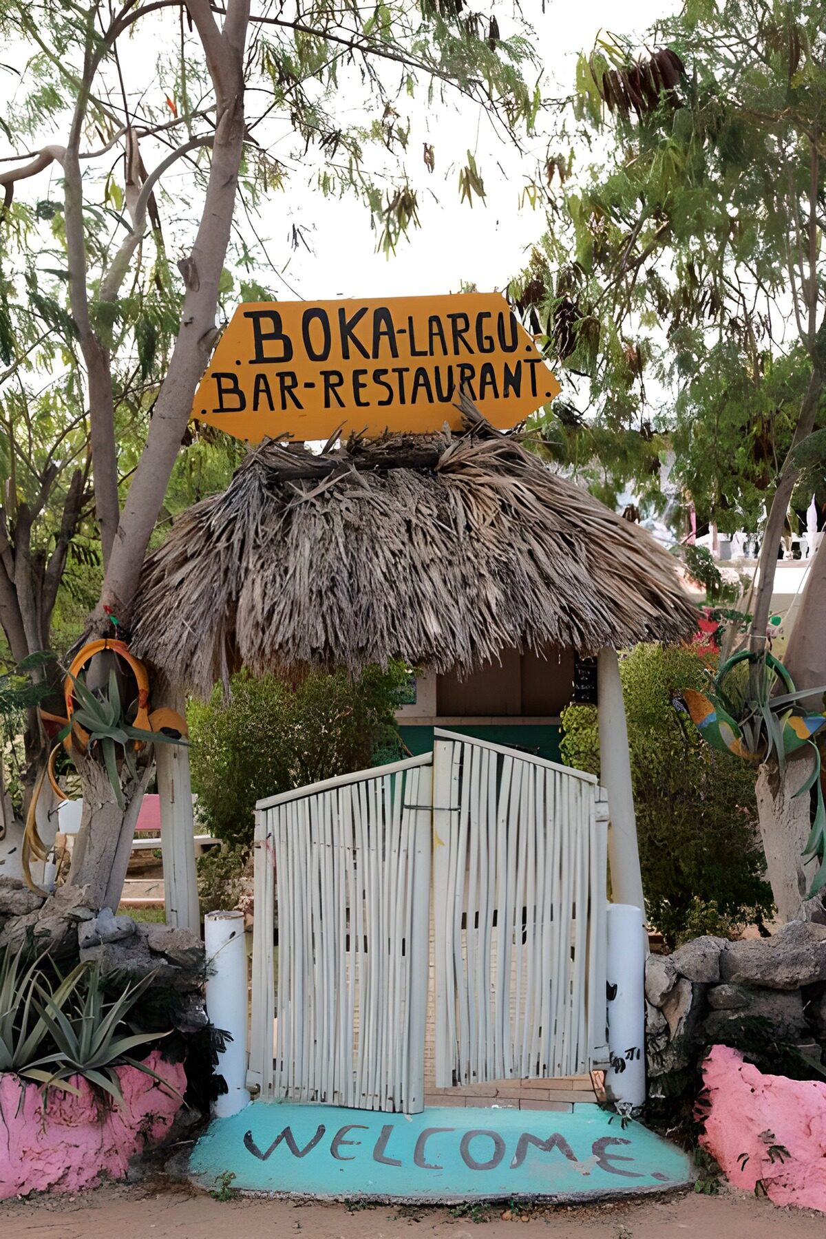 Tropische entree onder een rieten dak