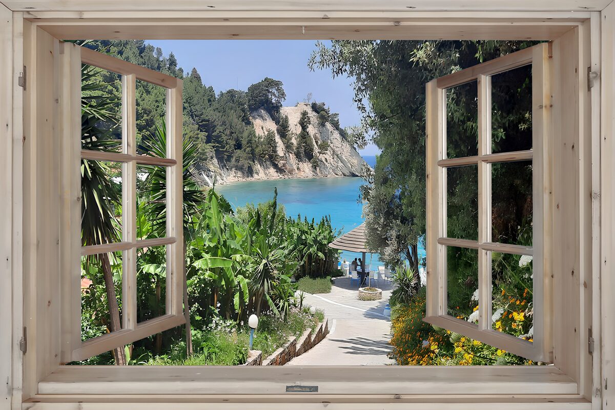 Open raam met uitzicht op een blauwe baai
