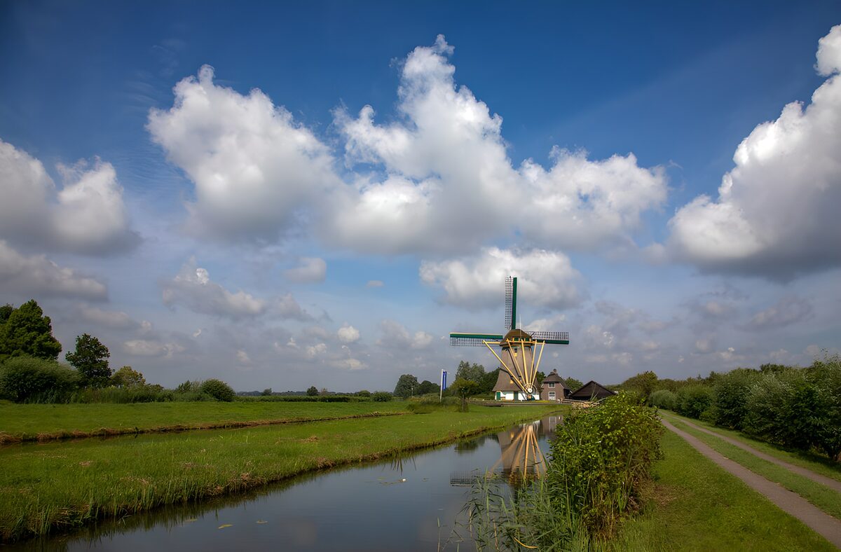 Een molen tussen water en wolken