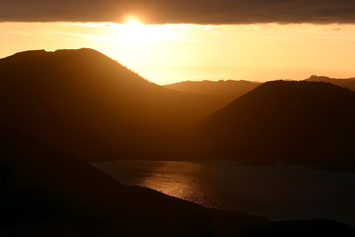 Zonnegloed boven bergsilhouetten
