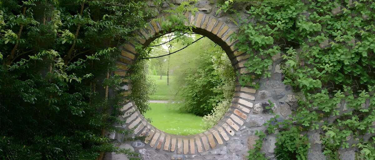 Rond venster in een groene tuin