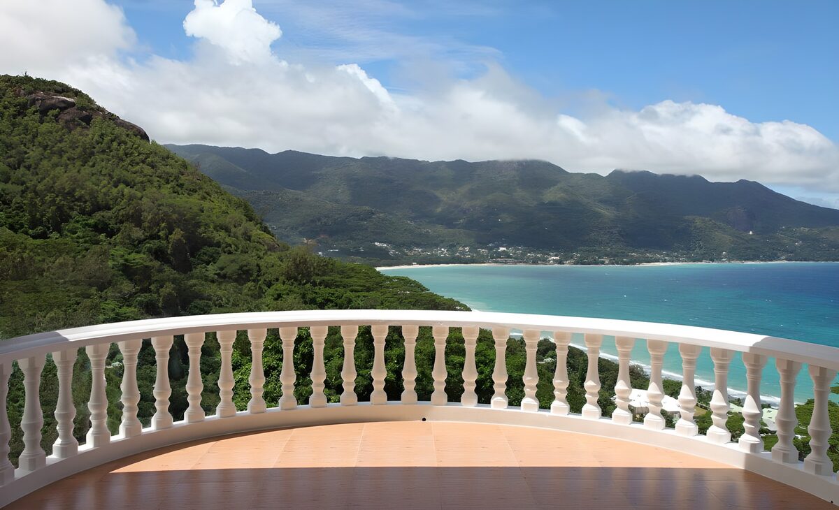 Balkon met uitzicht op de turquoise baai