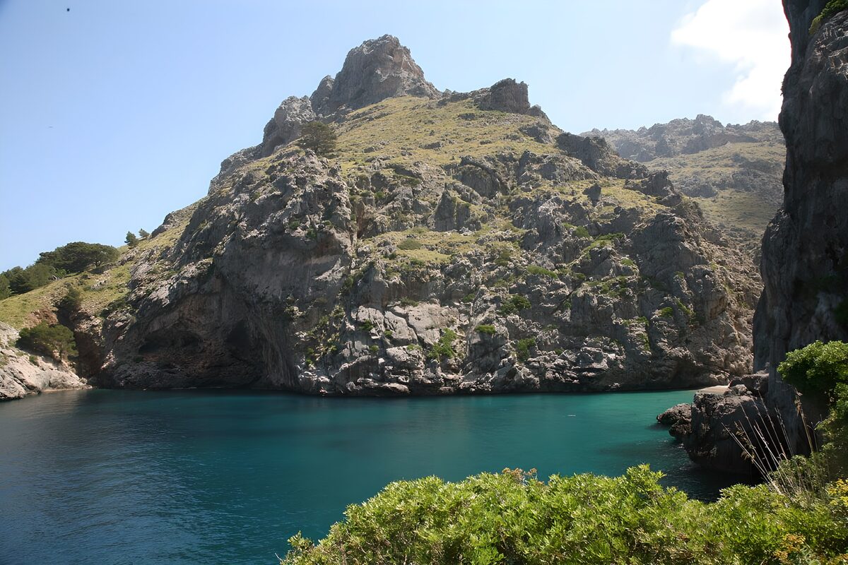 Turquoise water onder ruige kliffen