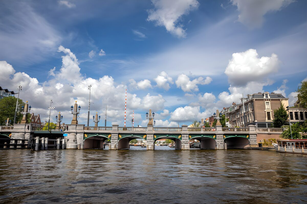 Stenen stadsbrug onder zomerwolken