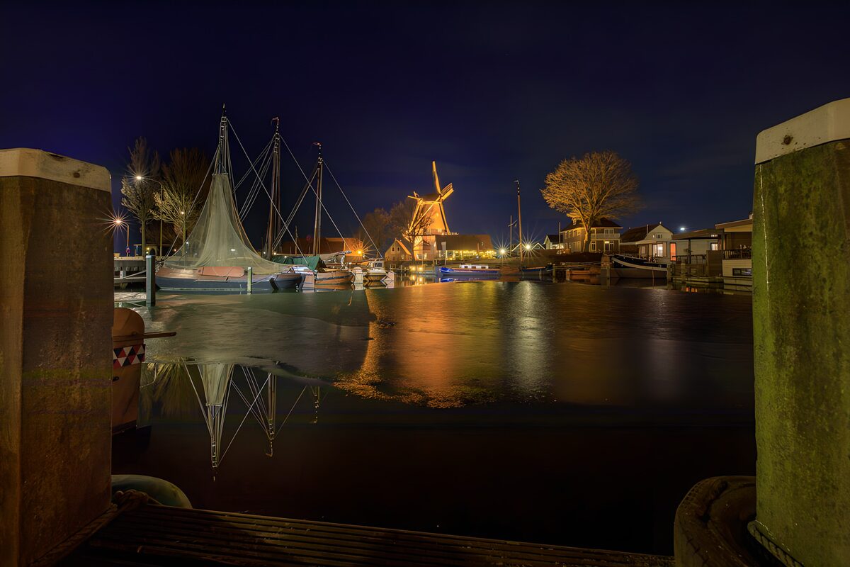 Zeilboten en molen in de nacht