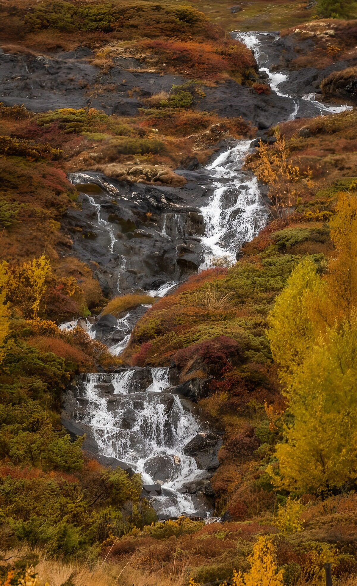 Watervallen tussen herfstkleuren