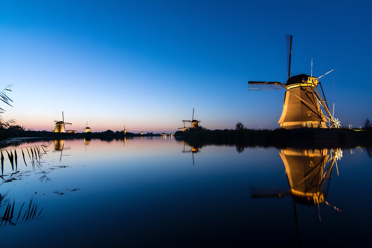 Verlichte molens aan het water