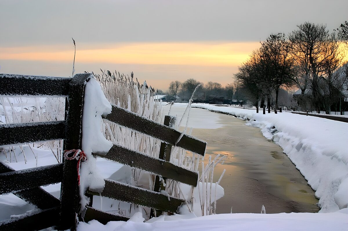 Bevroren vaart in de avondgloed