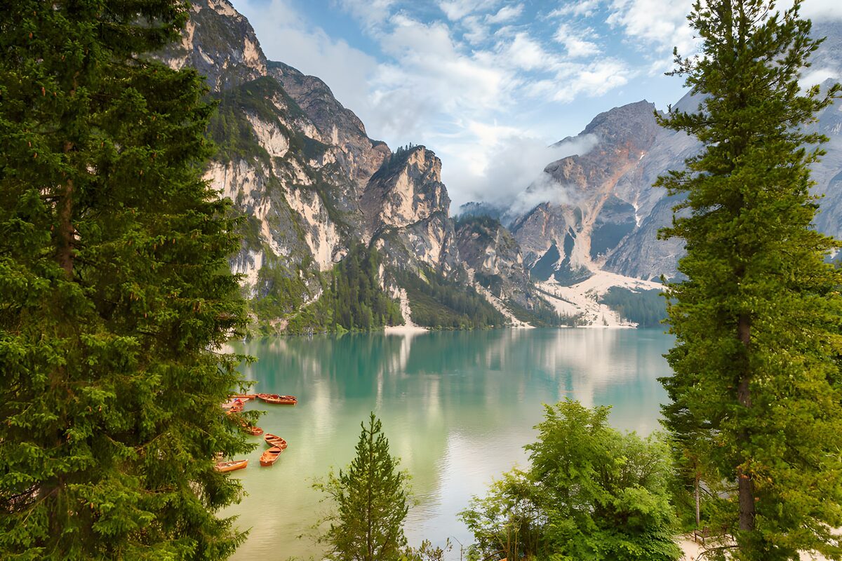 Turquoise bergmeer met oranje bootjes