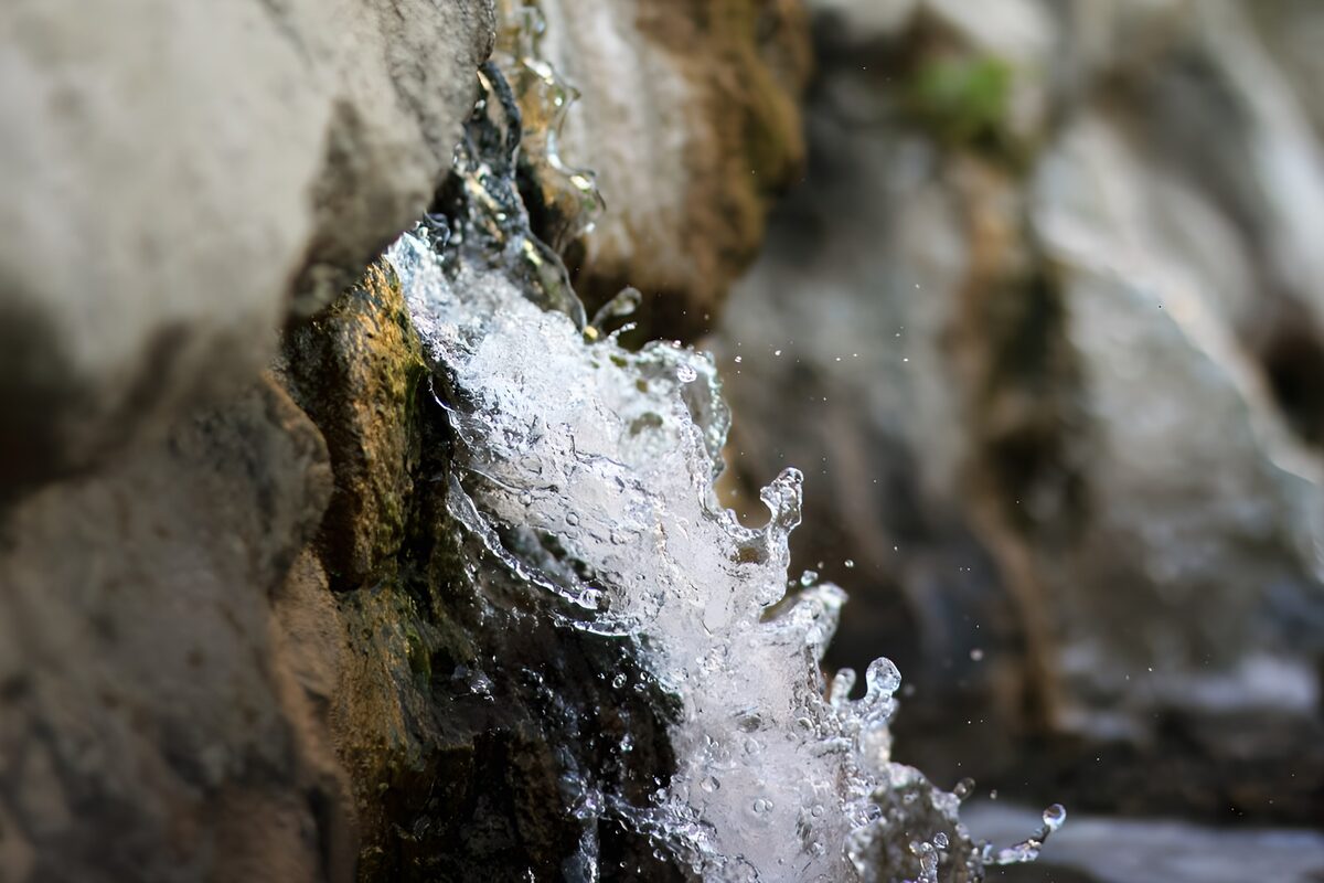 Spattend water langs ruwe rotsen