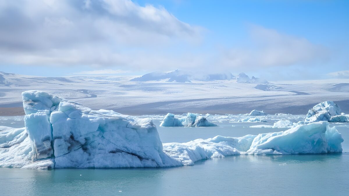 Blauwwitte ijsbergen op kalm water