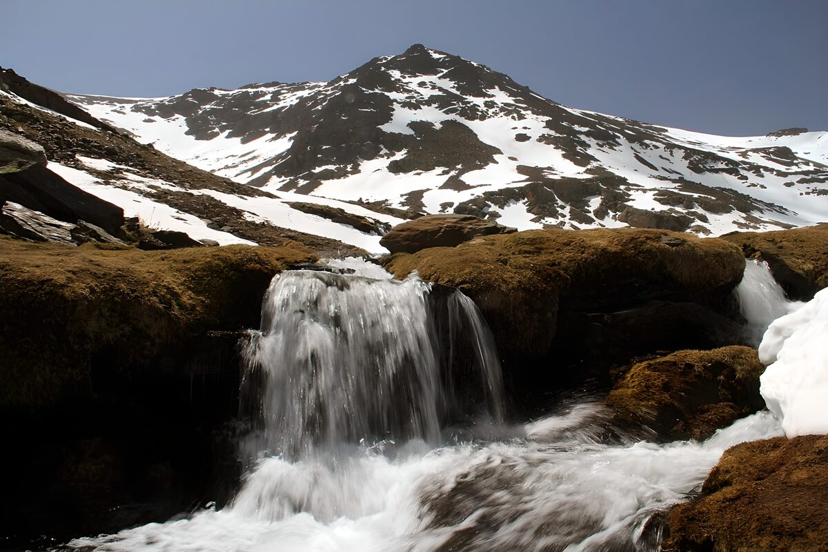 Waterval onder een besneeuwde berg