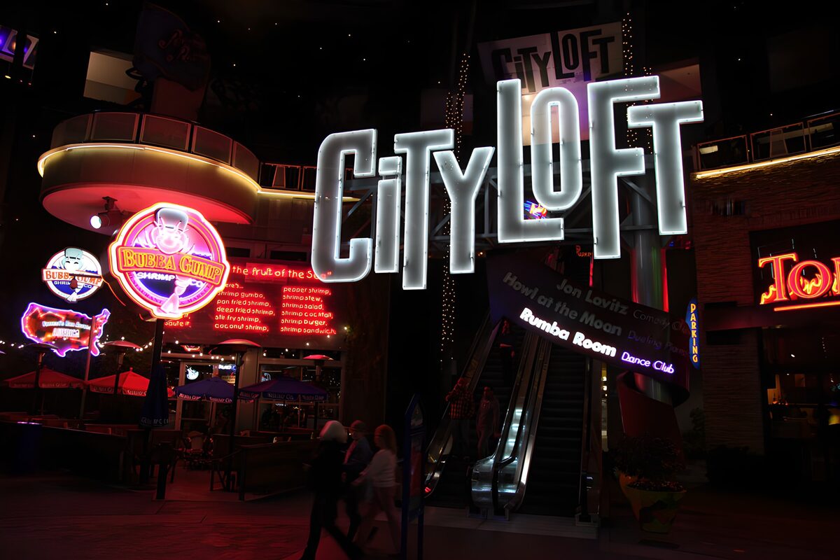 CityLoft en neon boven de roltrappen