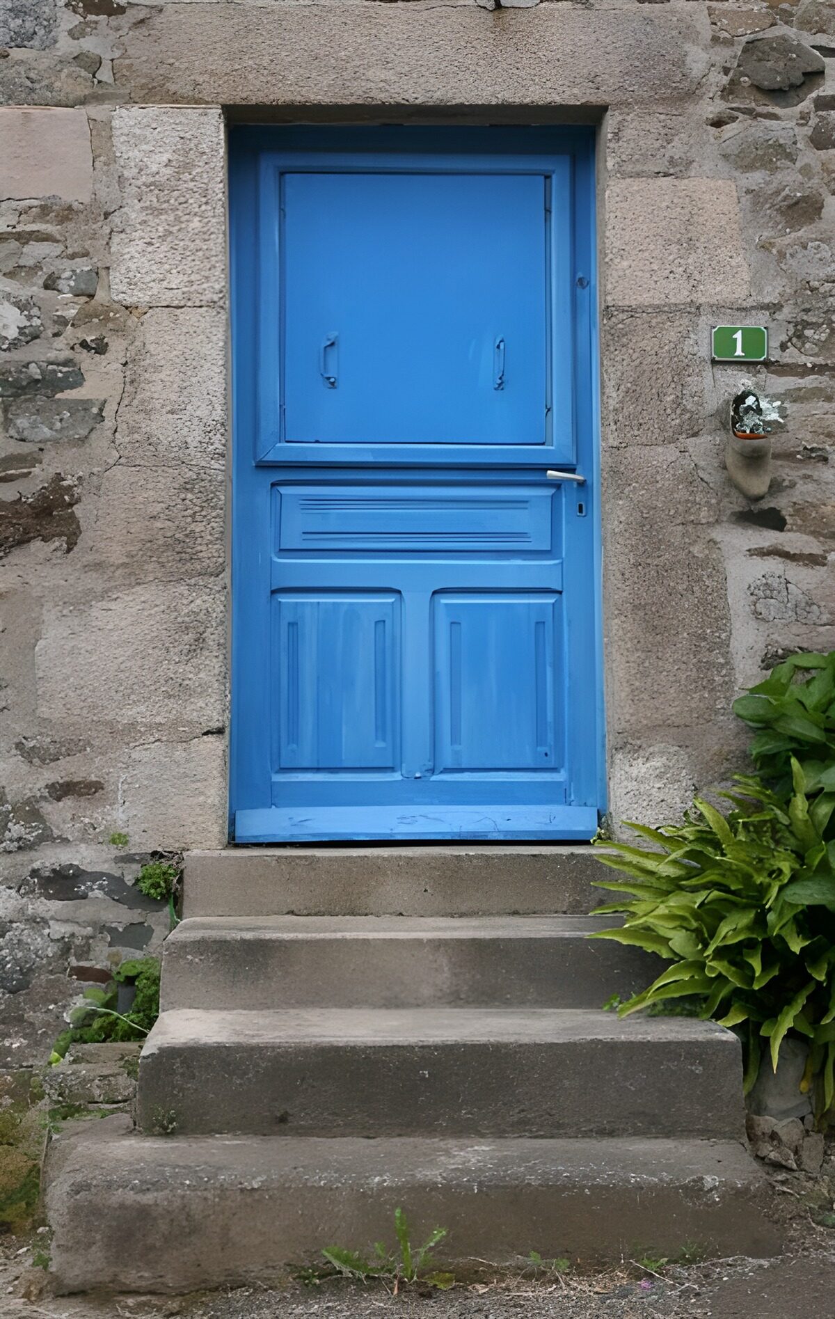 Blauwe deur in een verweerde gevel