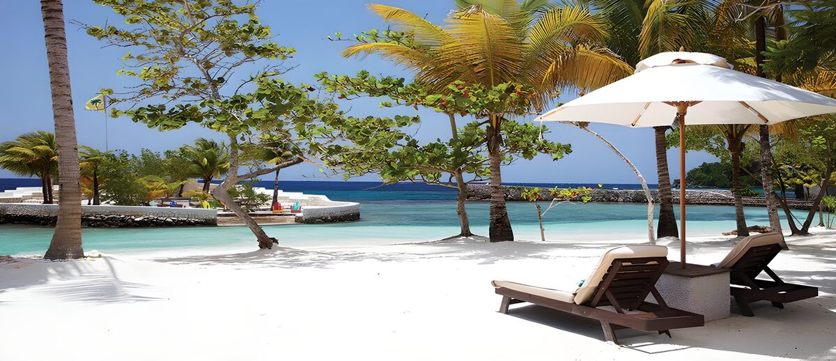 Tropisch strand met twee ligstoelen