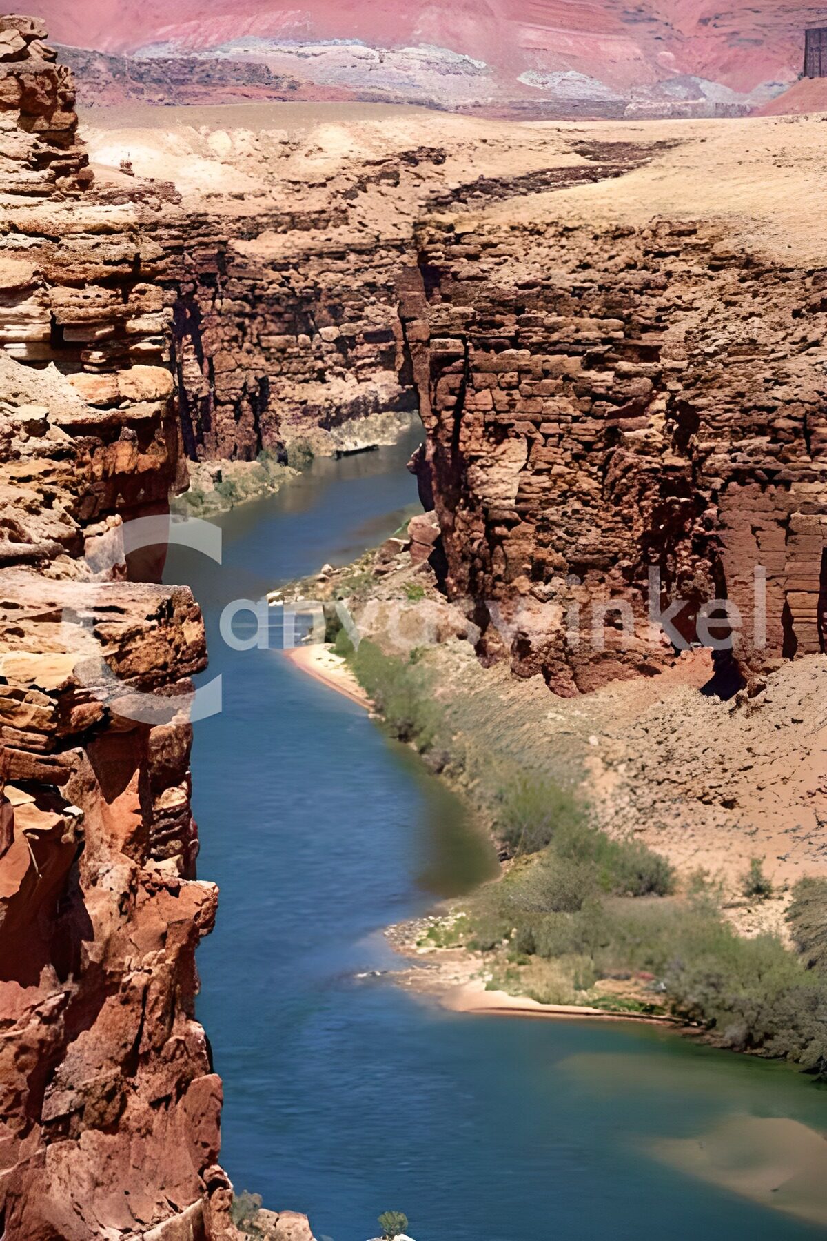 Blauwgroene rivier tussen rode rotsen