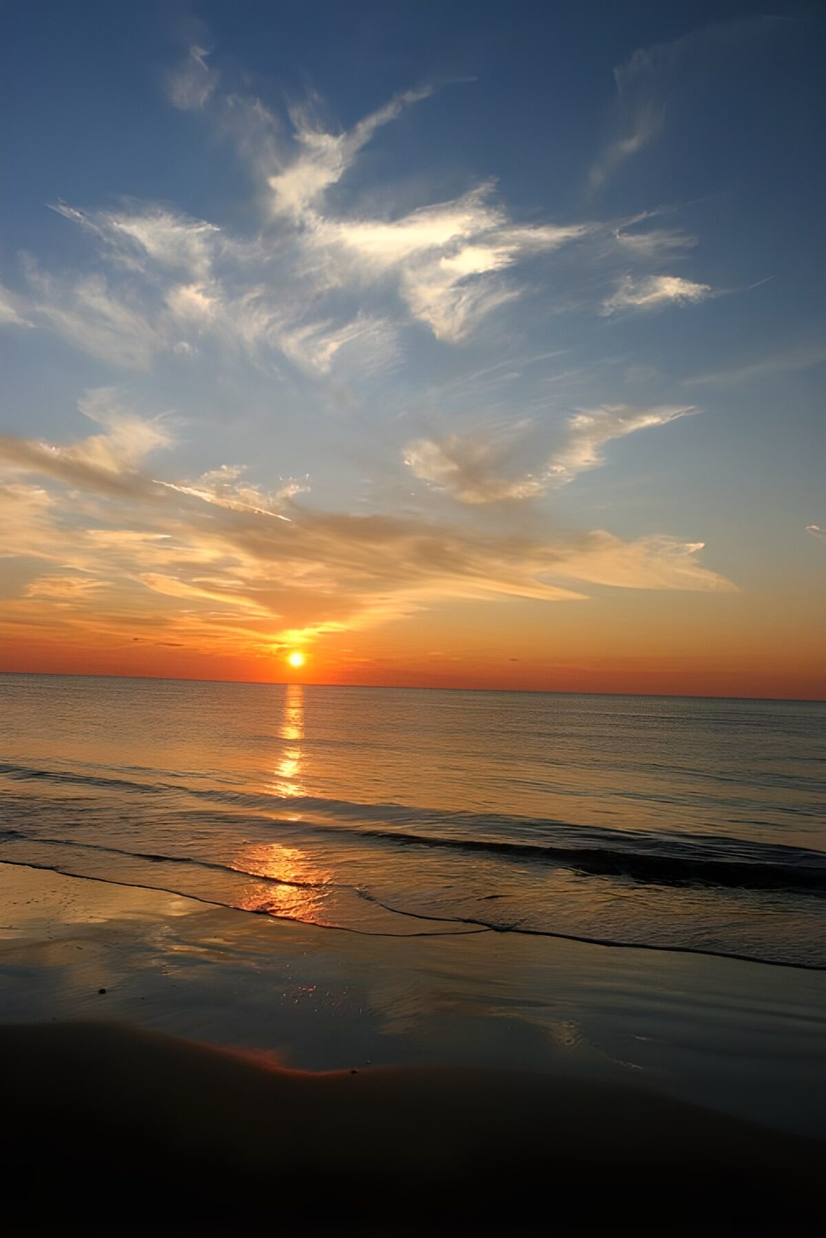 Zonsondergang boven zee en strand