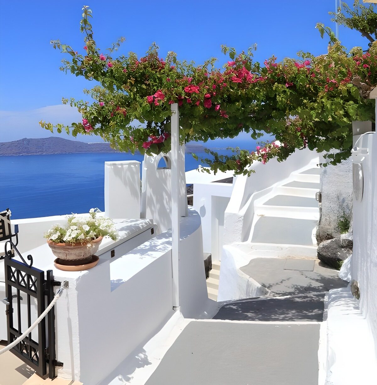 Witte trappen onder bougainvillea