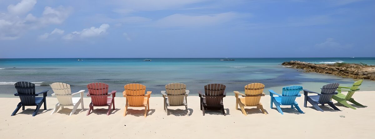 Tien gekleurde strandstoelen aan zee