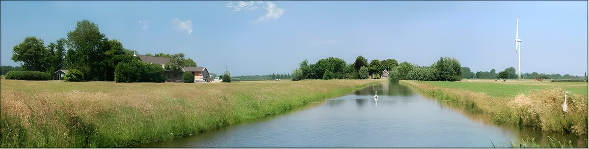 Poldervaart met weilanden en windturbine