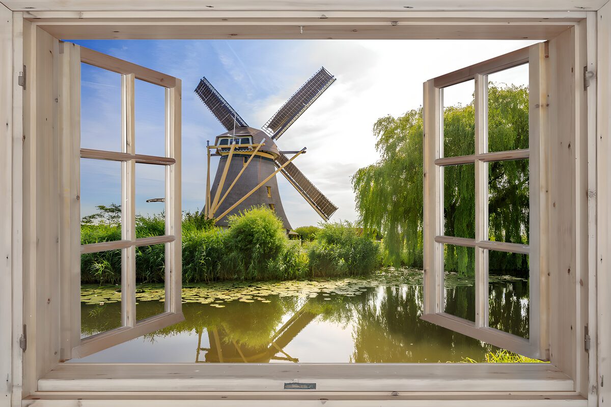 Open raam met zicht op molen en vijver