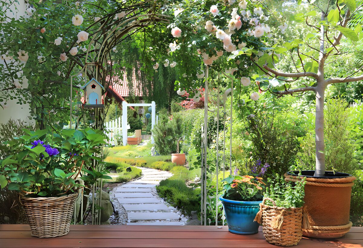 Tuinpad onder een bloeiende rozenboog