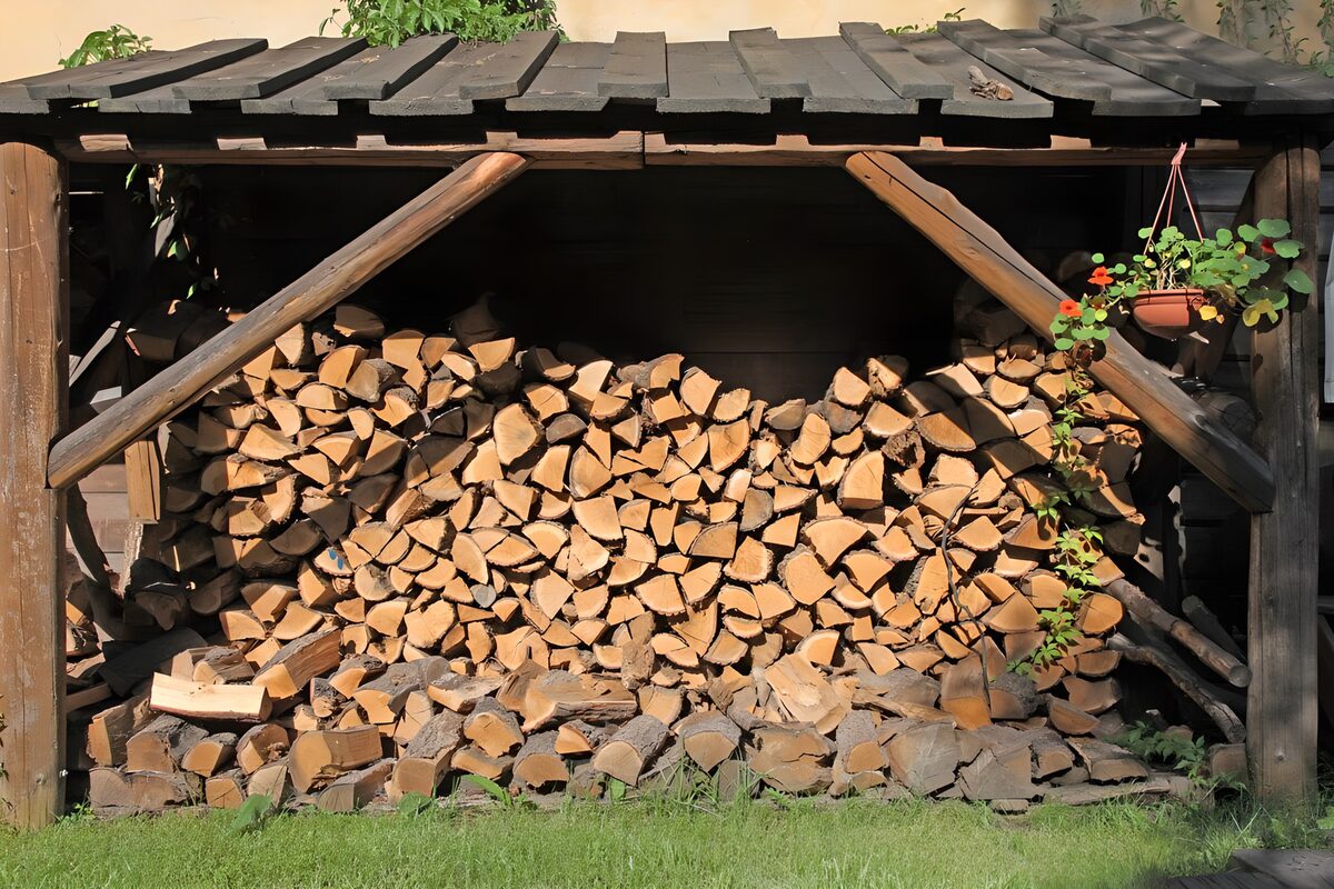 Houtstapel onder een houten afdak
