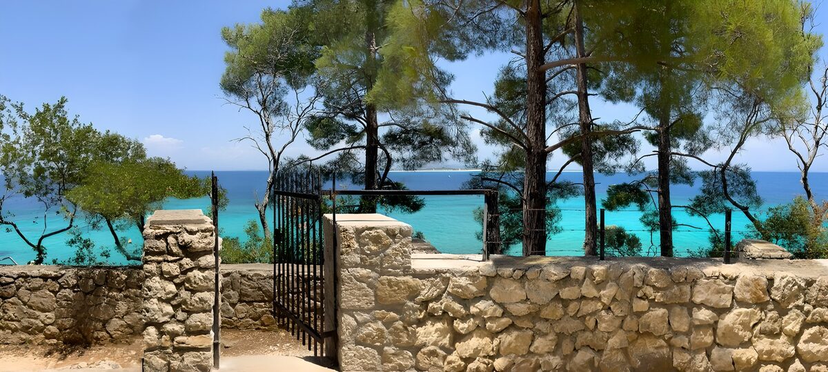 Open hek met uitzicht op turquoise zee