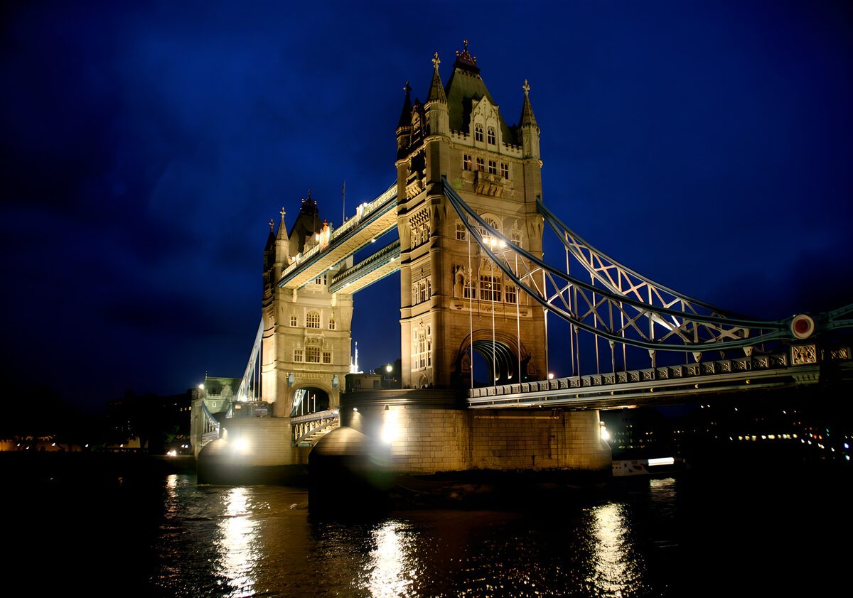 Tower Bridge verlicht bij nacht