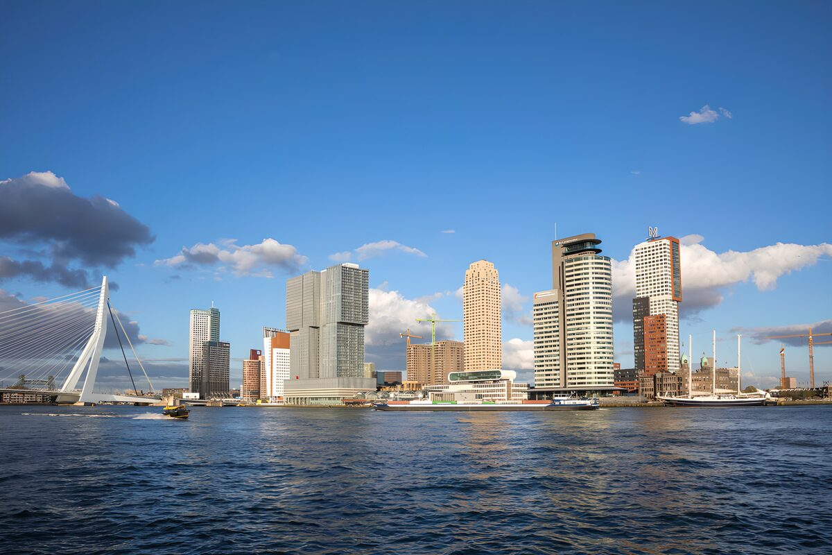 Erasmusbrug en skyline aan de Maas