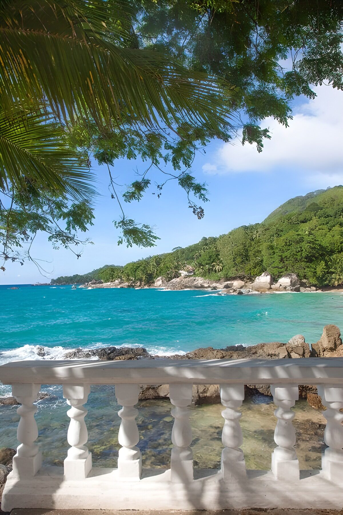 Turkooizen baai vanaf een wit terras