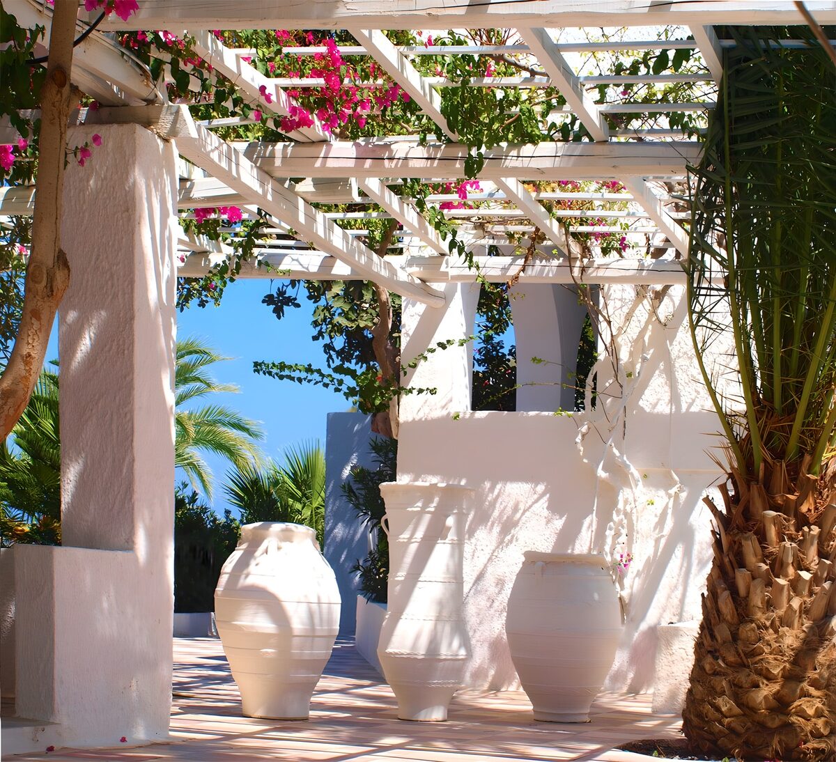 Witte pergola met roze bloemen